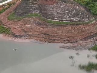 湖南株洲一池塘被倾倒淤泥 当地多方回应