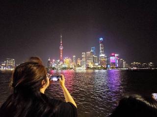 《剑星》金亨泰来到上海了！还有美女画师兼爱妻陪同