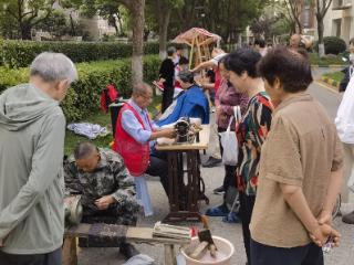 星洲湾社区开展“浓情五月，爱在行动”便民服务