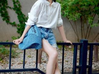 董洁夏日不费力穿搭：衬衫+短裤+休闲鞋，45岁美得似少女