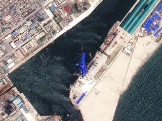 中国民用卫星拍到朝鲜驱逐舰下水事故：舰体倾斜近90度、扭曲变形