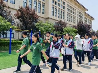 临沂外国语学校高二一部开展百草园摘杏活动