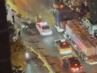 西安夜查酒驾 奔驰强行闯卡撞伤交警