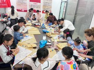济宁太白湖新区许庄街道鹿港社区开展“小手绘春 童心筑梦”儿童手绘公益课堂活动