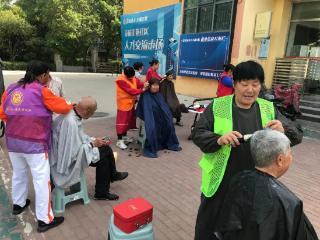 济宁太白湖新区许庄街道京杭佳苑社区开展“ 五彩志愿进社区 爱心义剪暖夕阳”助老志愿服务活动
