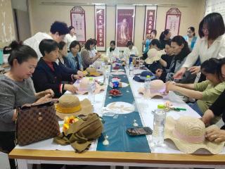 济宁太白湖新区许庄街道荷花路社区开展“清凉一夏 ‘帽’美如花”帽艺手工惠民志愿服务活动