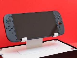 有人已经拿到任天堂Switch 2了，不过目前只是一块“砖头”
