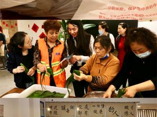 南京银行连云港分行营业部携手朝阳社区致敬城市美容师