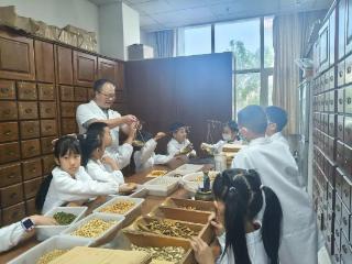 济南市第四人民医院举办“安全用药，娃娃抓起”药房开放日活动