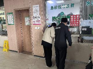 晨练女子突发疾病 出勤民警助力送医