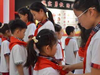 安阳市钢城小学新队员入队：红领巾飘扬 逐梦新启航