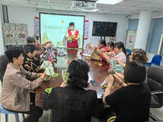 艾草清香传邻里 巧手共制暖人心