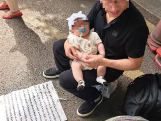 男子重庆街头怀抱婴儿乞讨并寻妻 当地街道办回应