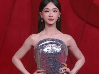 吴谨言产后亮相芭莎红毯！浑身腱子肉抢镜，无惧怼脸拍状态太好