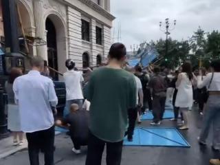 ﻿重庆发生一起脚手架垮塌事故 官方通报:2名行人受伤