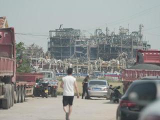 高密化工厂爆炸事故探访：七百米外民房受损，多人被飞溅的碎玻璃划伤