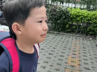 5岁小天赐被送寄宿学校后续，74岁爸爸黄维平曝近况，却再遭质疑