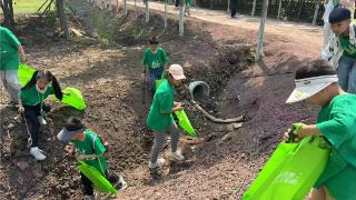 让山野重拾微笑 青岛市城阳区流亭街道环卫科组织开展户外垃圾捡拾活动