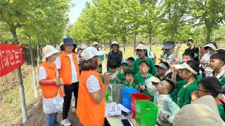 让山野重拾微笑 青岛市城阳区流亭街道环卫科组织开展户外垃圾捡拾活动