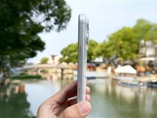 苹果iPhone 17 Pro Max机模上手：厚度增加 电池加大