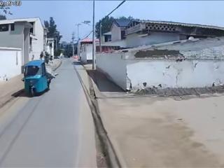 无人驾驶车掉入水沟向路人求救 大妈无奈：我也救不了你呀
