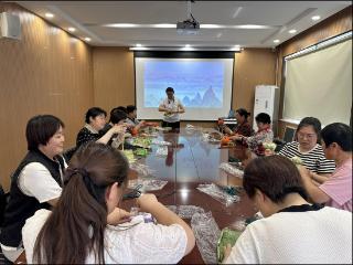 徐家楼街道徐家楼社区开展艾草养生锤手工制作活动