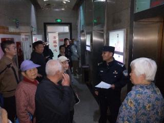 济南市公安局历城分局东风派出所民警开展老年人反邪教宣传活动