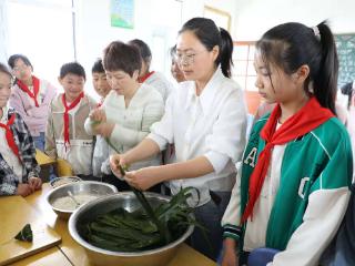 射阳：囊香粽香飘溢校园 传统文化深植心田