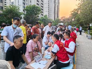 医生“摆摊” 居民“打卡” ，“健康夜市”又来哉