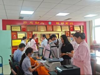 东港农商银行秦楼支行：党建引领聚合力，银医携手惠民生