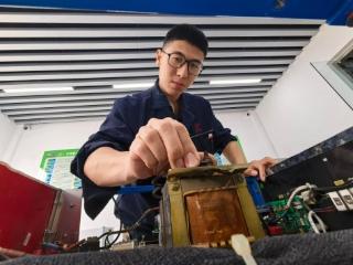 2025好网民·在山东|侯颜男：铁路线上的创新“网红”用技术匠心点亮青春赛道