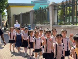 余干县第六幼儿园走进二中为高三学子送温暖