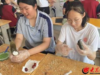 山东潍城经开区实验小学开展“巧手包粽迎端午”实践活动