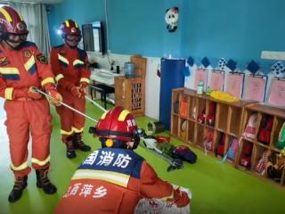 萍乡经开区一幼儿园惊现毒蛇 消防员紧急除患