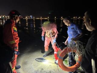 赶海遇险，男子被困海中！烟台民警和热心市民联手施救