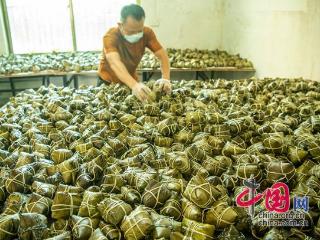 多场龙舟赛轮番上演、背《离骚》免费入园 端午民俗体验游热度攀升-中国网