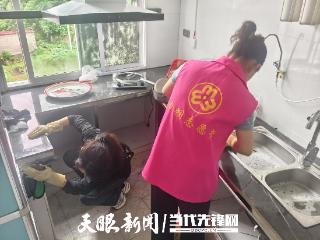 仁怀市盐津街道开展“家政进村·乡村清理”活动