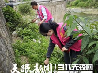 银发护河践初心 退休干部显担当——正安县庙塘镇组织退休干部党员开展巡河护河行动
