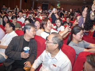 昨天余华现身浙江工商大学 自嘲、怼好友、聊AI 金句频出