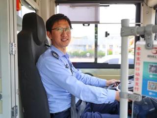 荣成公交司机：危急时刻伸援手，平凡善举暖人心