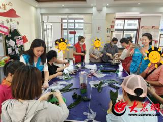 博兴县博昌街道残联举办包粽子活动