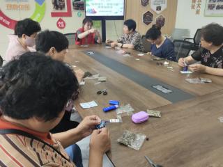 济阳街道龙行社区开展“粽情端午 邻里共融”做香包活动