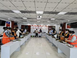 新华保险泰安中支工会举办“粽香端午·情暖新华”职工包粽子活动