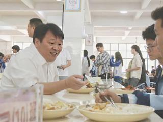 新余市渝水区主要领导调研校园食品安全工作并与师生共进午餐