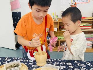 武汉幼儿园上演“哥哥姐姐教学秀”（组图）