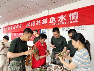 阜宁县开展迎端午包粽子军民联谊活动