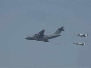 空军首次在院校组织实施空中加油专项训练