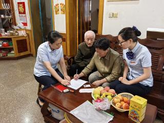 上饶银行广丰支行：开通绿色通道 解决老人业务难题