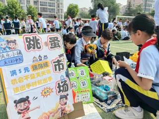 牵手同行，临沂柳青苑小学第三届爱心义卖活动开幕