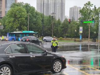 刚刚，西安交警雨天行车安全提示：降速！控距！亮尾！